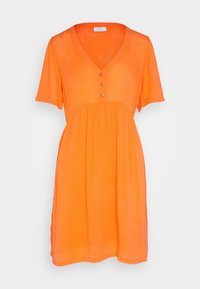 Robe orange à manches courtes, col en V, trois boutons sur le buste et plis froncés sur la jupe. Confectionnée en tissu léger.