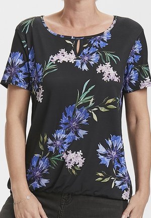 Chemise noire à manches courtes avec imprimé floral bleu et violet clair, encolure ronde avec petite ouverture devant, portée par une personne du cou aux hanches.
