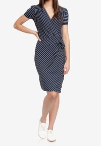 Vestito a portafoglio blu navy con strisce orizzontali bianche, maniche corte e dettaglio sulla vita legato. Realizzato in tessuto morbido e texturizzato.