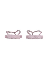 Infradito rosa con suole in corda intrecciata e cinturini brillanti, mostrati da dietro su uno sfondo bianco.