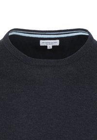 Donker marineblauwe trui met een geribbelde ronde hals en een gladde textuur. Bevat een lichtblauwe streep op de binnenkant van de hals en een label aan de binnenkant.