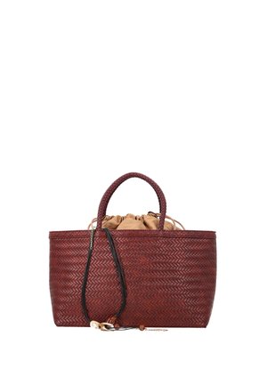 Braune gewebte Lederhandtasche mit geflochtenen Griffen und beigem Stoff-Beutel mit Kordelzug innen, schwarzer Riemen mit dekorativen Perlen.