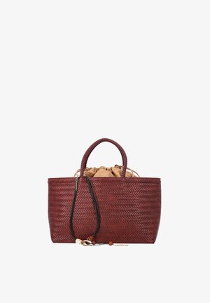 Braune gewebte Lederhandtasche mit geflochtenen Griffen und beigem Stoff-Beutel mit Kordelzug innen, schwarzer Riemen mit dekorativen Perlen.