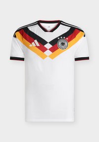 Maillot de football blanc avec des rayures chevrons noires, rouges et jaunes, logo Adidas à droite et écusson de l'équipe d'Allemagne sur la poitrine gauche.