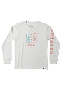 Weißes Langarmhemd mit buntem "DC"-Logo und Text "dcshoes co." auf der Vorderseite sowie wiederholtem Text "dcshoes co." am rechten Ärmel.