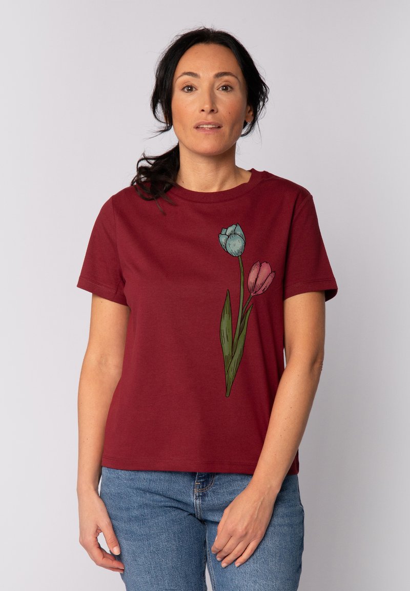 Bordeauxfarbiges Baumwoll-T-Shirt mit einem illustrierten blauen und rosa Tulpenmotiv sowie grünen Blättern auf der Vorderseite. Rundhalsausschnitt, kurze Ärmel.