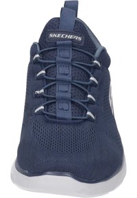 Marineblaue Sportschuhe mit Mesh-Obermaterial, elastischem Schnürsystem, synthetischen Akzenten und weißer Gummisohle. Branding auf der Zunge.