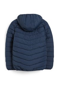 Granatowa kurtka puchowa z kapturem. Posiada poziome pikowanie oraz elastyczne mankiety przy rękawach. Wykonana z miękkiego, izolacyjnego materiału.