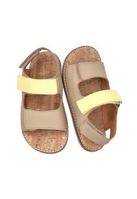 Sandalias de cuero marrón claro con correas de tela amarilla, planta de corcho, diseño de punta abierta y detalles de costura. Cierres ajustables de Velcro para un mejor ajuste.