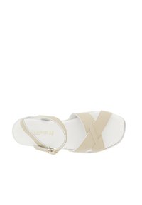 Sandalo beige con design a fascia incrociata testurizzata, cinturino alla caviglia regolabile e suola bianca. Finitura liscia con branding minimo.