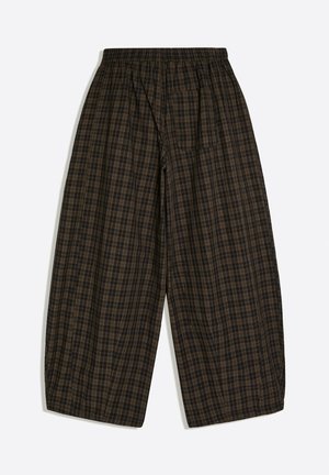 Bershka, PRINTED BARREL TROUSERS - TROUSERS - Pantalon classique - mottled dark brown