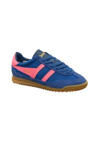 Zapatilla deportiva azul con acentos rosas, que presenta un upper de ante y malla, dos franjas rosas y una suela de goma. Logo de Gola en el costado.
