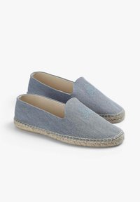 Par af blå hørfibre slip-on espadriller med jutesåler og broderet dødningehoved og krydsskelleter foran.