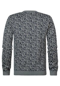 Pulover bleumarin cu un model repetitiv de text crem, guler rotund, mâneci lungi și manșete și tiv ribbate. Textură moale din tricot.