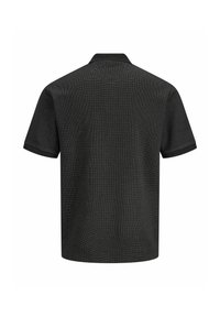 Polo noir à manches courtes avec un motif texturé subtil, des poignets en côte et un col plié, vu de dos sur fond blanc.