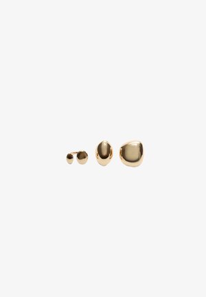Boucles d'oreilles dorées de trois formes : un petit clou rond, un ovale moyen et un grand design de galet asymétrique. Surface lisse et réfléchissante.