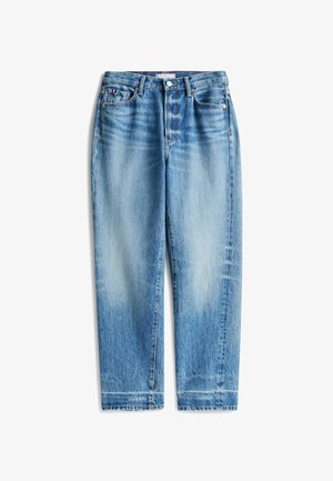 Jean en denim bleu clair avec une coupe droite, finition délavée, design à cinq poches et fermeture à bouton à l'avant.