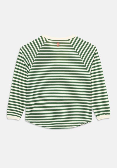 Μπλούζα με μακριά μανίκια με οριζόντιες πράσινες και λευκές ρίγες και μικρό κόκκινο λογότυπο στο κέντρο κοντά στη λαιμόκοψη στην πλάτη.