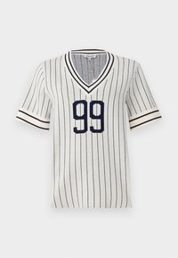 Svetr s krátkým rukávem a výstřihem do V v světle šedé barvě s tmavě modrými vertikálními pruhy, na přední straně velké tmavě modré číslo „99“ a pruhované manžety.