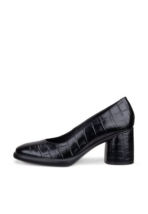 Zapato de salón de cuero negro con tacón medio, estampado de cocodrilo, punta redondeada y tacón bloque, visto de lado sobre un fondo blanco.