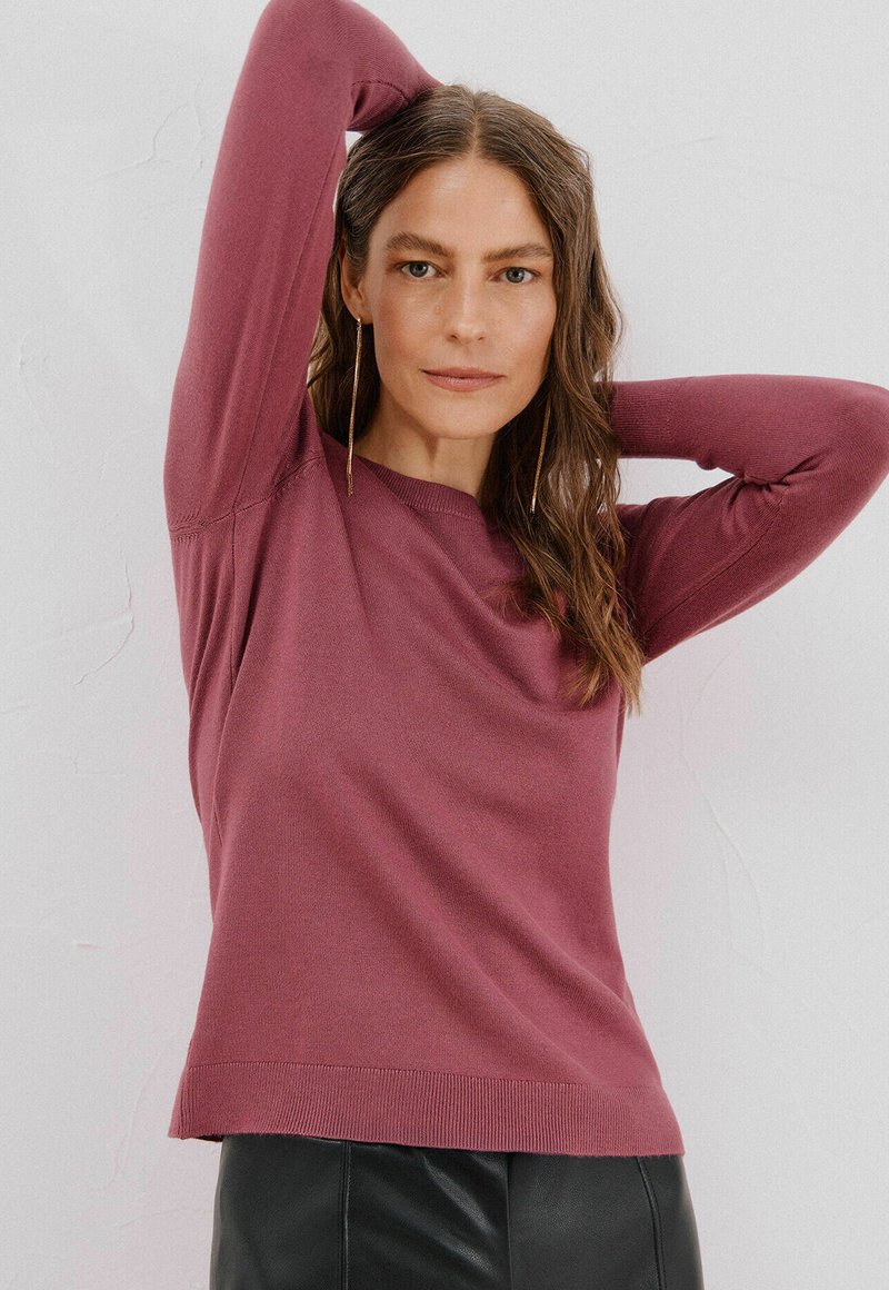 Maglione borgogna realizzato in morbido materiale a maglia, caratterizzato da un collo a giro e maniche lunghe, con una vestibilità comoda e orlo a costine.