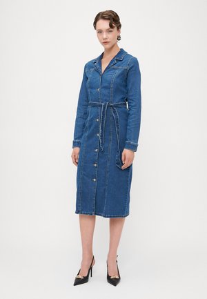 Robe en denim bleu à manches longues, fermeture à boutons, ceinture à la taille et deux poches latérales ; présente des coutures contrastées et une longueur midi.