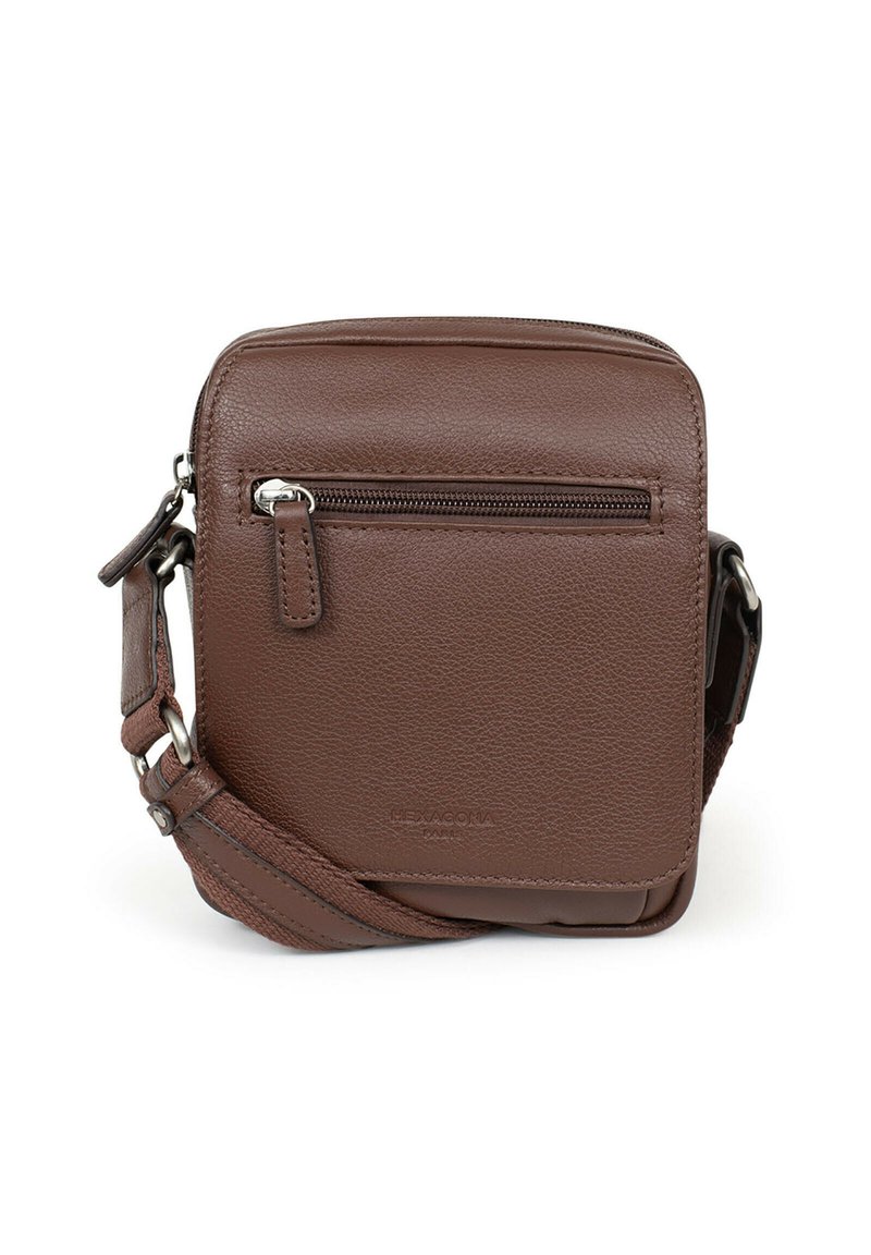 Borsa a tracolla in pelle marrone con tasca frontale con zip, tracolla regolabile, texture liscia e dettaglio del logo impresso nella parte inferiore.