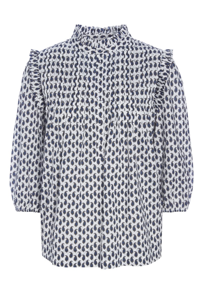 Blouse blanche avec motif paisley bleu, col montant à volants, manches longues avec poignets élastiques et détails à volants aux épaules et à la poitrine.