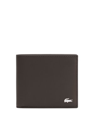 Donkerbruine leren bi-fold portemonnee met een klein wit krokodillenlogo gegraveerd in de rechter benedenhoek.