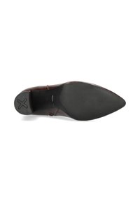 Zapato de cuero marrón con punta afilada, presenta un empeine liso y una suela de goma negra texturizada, incluye un sutil detalle de costura.