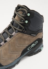 Barna velúr és szürke textil túrabakancs fekete részletekkel, mintás fűzőkkel, megerősített sarokkal és "CMP Waterproof" felirattal.