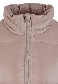 Jasnoróżowa kurtka puchowa z wysokim kołnierzem, centralnym zamkiem błyskawicznym oraz gładkim, błyszczącym materiałem. Wzór zawiera poziome detale przeszycia.