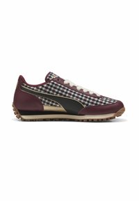 Sneakers bordeaux e neri con motivo a spina di pesce, materiale in pelle sintetica, lacci bianchi e suola in gomma testurizzata con tacchetti di trazione.
