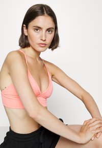 Athleta AURORA TRIANGLE BRA A-C - Sutiã desportivo de suporte ligeiro - sunset glow