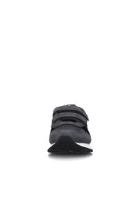 Scarpa sportiva nera con tomaia in suede e sintetico, chiusure a strappo comode, punta rotonda e suola in gomma bianca.