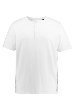 Hvid bomulds T-shirt med korte ærmer, rund hals og tre-knaps lukning. Indeholder et lille logo aksent i nederste venstre hjørne.