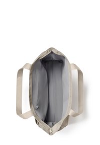 Beżowa torba tote z podwójnymi uchwytami, otwartym zamkiem błyskawicznym na górze i przestronnym szarym wnętrzem z małą kieszonką z bocznym zamkiem.