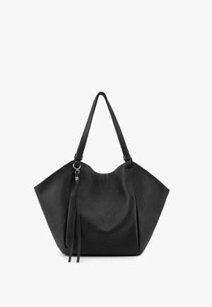 Schwarze Ledertasche mit langen Schulterriemen und dekorativem Lederquasten an einem Metallring.