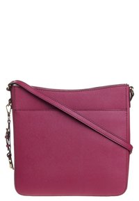 Borsa a tracolla magenta realizzata in materiale sintetico testurizzato, con una parte superiore liscia, una fascia larga e una tasca posteriore dal design minimalista.