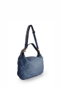 Geweven blauwe leren schoudertas met een gestructureerd oppervlak, verstelbare schouderband en accenten in goudkleurig metaal. Contourvorm voor gemakkelijk dragen.