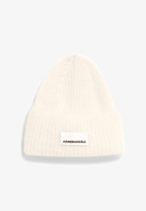 Weißer Strickbeanie mit einem umgeschlagenen Saum und einem rechteckigen gewebten Etikett, auf dem "ARMEDANGELS" in Braun steht. Sanfte Textur und lockeres Strickmuster.