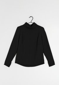 Sort langærmet top med høj krave, lavet af glat stof. Har en afslappet pasform og afrundet kant, der fremhæver minimalistisk design.