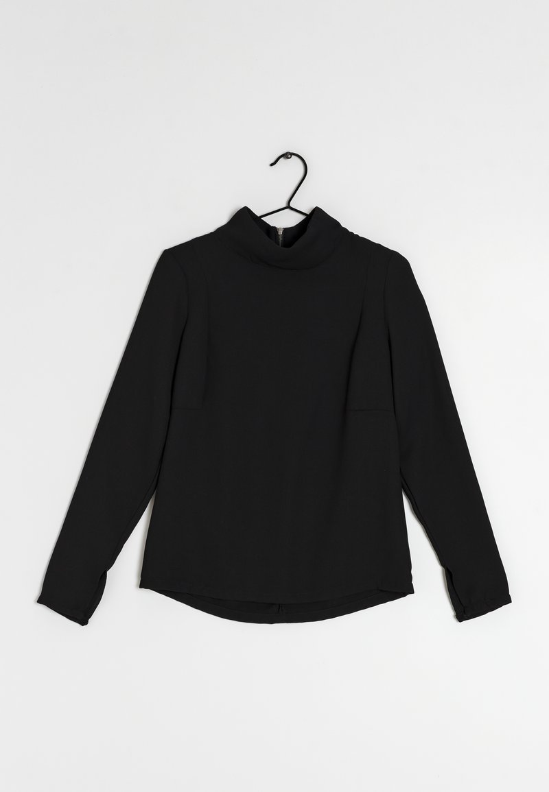 Sort langærmet top med høj krave, lavet af glat stof. Har en afslappet pasform og afrundet kant, der fremhæver minimalistisk design.