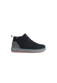 Stivaletti neri in suede con suole in gomma grigia e dettagli rossi. Presentano un tacco grigio texturizzato e un design con lacci, completo di un tassello per il pull.