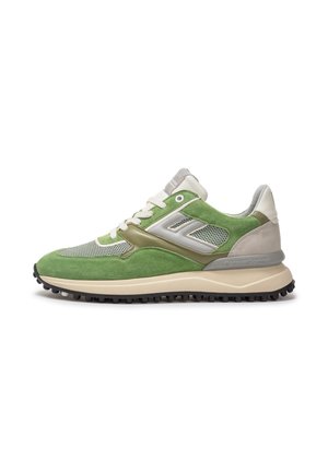 Zielony, beżowy i szary sneaker zamszowy i siateczkowy z białymi sznurowadłami i teksturowaną czarną podeszwą, widok z boku na białym tle.