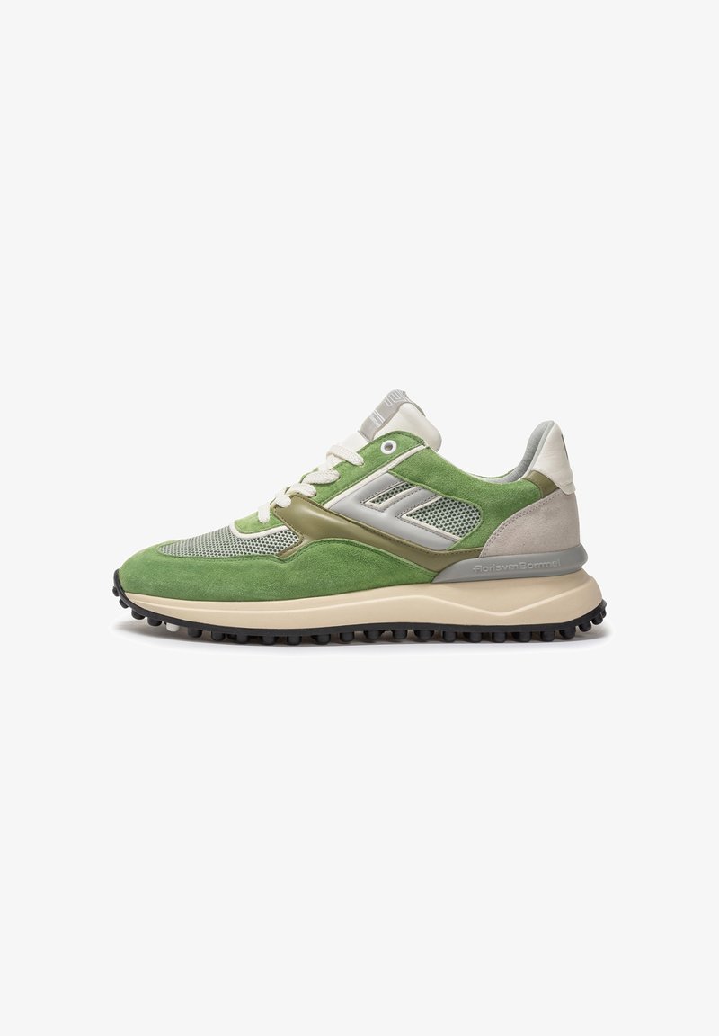 Basket en suède et mesh vert, beige et gris avec des lacets blancs et une semelle noire texturée, vue de côté sur fond blanc.