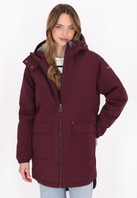 Bordo parkas jakna s kapuljačom, zatvaranjem na zip, dva prednja džepa i elastičnim manžetama. Izrađena od vremenski otpornog materijala.