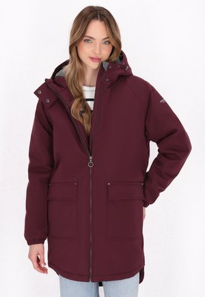 Burgundská parka s kapucí, zipovým zapínáním, dvěma předními kapsami a elastickými manžetami. Vyrobena z odolného materiálu proti nepřízni počasí.