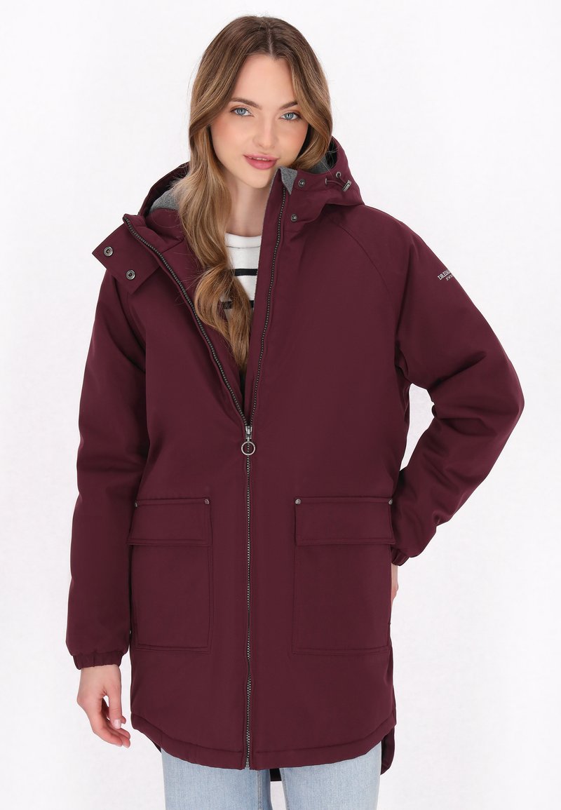 Bordo parkas jakna s kapuljačom, zatvaranjem na zip, dva prednja džepa i elastičnim manžetama. Izrađena od vremenski otpornog materijala.