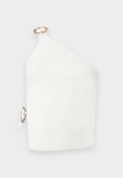 Λευκό τοπ με έναν ώμο που διαθέτει δύο μεγάλα ασημί κρίκους αλυσίδας ως διακοσμητικά στοιχεία στον ώμο και στο πλάι.